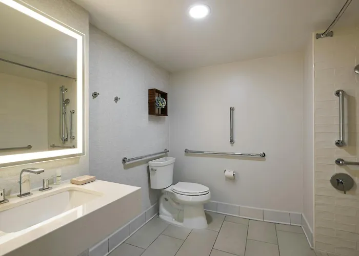 Hotel Ashore Oceanfront By Marriott 3*